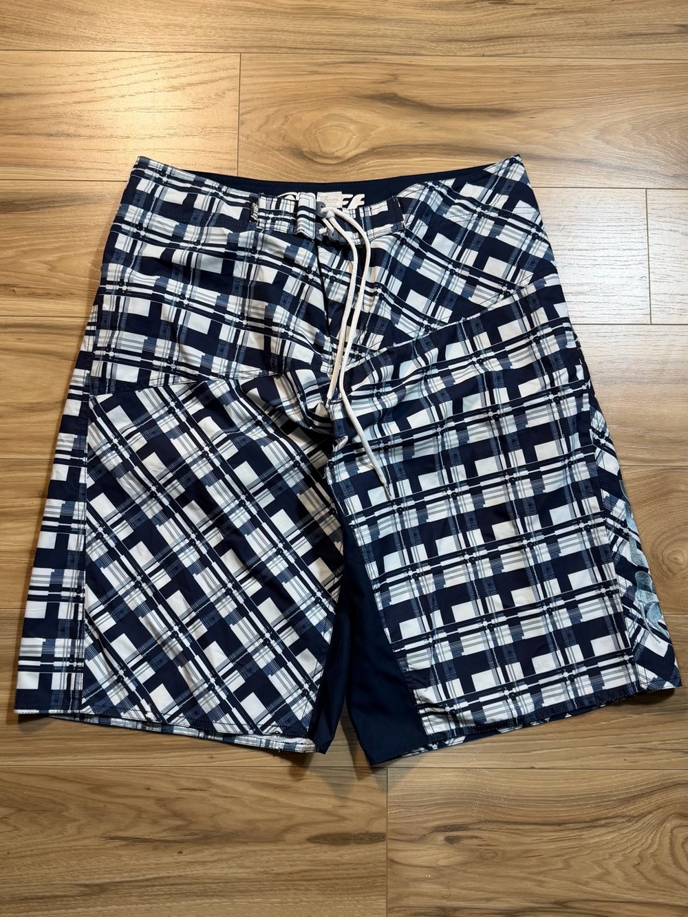 Reef white and navy plaid board shorts size 36